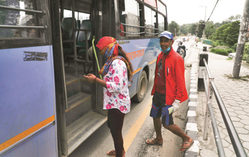 काठमाडौंमा चल्न थाले सार्वजनिक यातायात